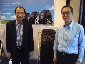 Kenji Takada, senior managing executive officer (left) and Yoshihide Ueda, general manager of tire production planning, oversee Toyos production operations.