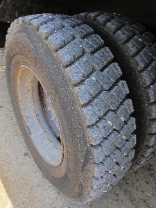 the hdc1's altered tread block angle provides a 50% reduction of trapped stone retention, which was demonstrated in uvalde. a truck was driven on a gravel path in order for the tires to pick up stones (above); after being driven at higher speeds, very few stones remained in the tread (see photo below).