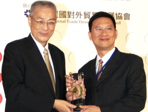 Taiwan premier Wu Den-Yih and executive deputy general manager of Nankang Hu Wun-Cheng.