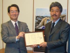 Yokohama Russia President Okishima (right) with the letter of appreciation. 