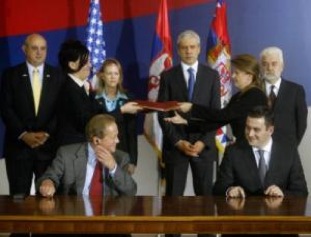 Cooper's Hall Miller (l) signs the agreement with Serbian Economy minister Neboja iri (Photo: Beta).